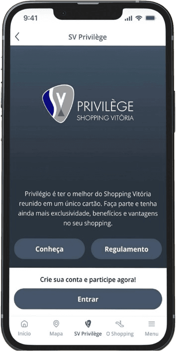 Mulher com sacolas de compras olhando o celular